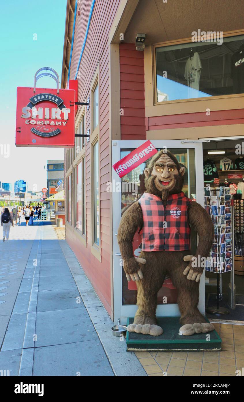 Ingresso e cartello per la Seattle Shirt Company sul lungomare di Seattle con un orso di cartoni animati ripieno Pier 55 Alaskan Way Seattle Washington State USA Foto Stock