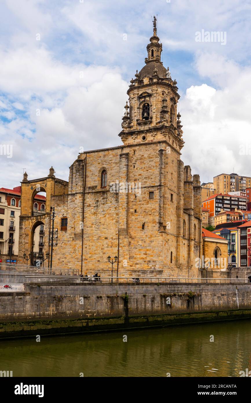 Chiesa; San Antón; Chiesa cattolica; città vecchia; Bilbao; Spagna; Antonio il grande; San Antón; spagnolo; Ponte di San Antón; città; paesaggio urbano; fiume; estuario Foto Stock