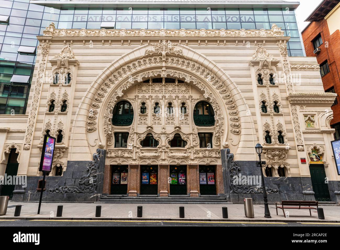 Il Teatro Campos Elíseos è un teatro dell'opera di Bilbao, in Spagna. La facciata riccamente decorata disegnata dal basco-francese Jean Batiste Darroquy. Foto Stock