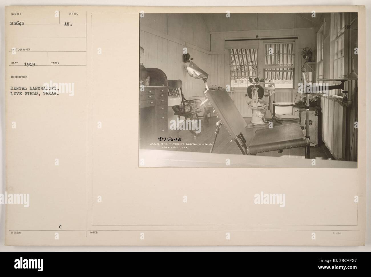 Soldati all'interno di un laboratorio odontoiatrico a Love Field, Texas, nel 1919. L'immagine è della serie 111-SC-25645 ed è stata scattata da Photographer Re Co.. La fotografia mostra i soldati che lavorano nel laboratorio odontoiatrico di Love Field. La descrizione sull'immagine menziona una nota con il numero 015645 1164, datata 3-17-15. Foto Stock