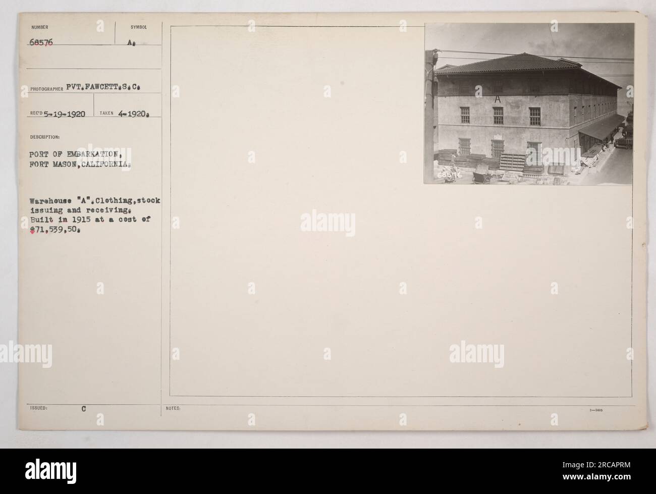 Il magazzino "A" presso il porto di imbarco, Fort Mason, California, è stato costruito nel 1915 al costo di $ 71.539.50. È stato usato per l'emissione e la ricezione di scorte di abbigliamento durante la prima guerra mondiale La fotografia è stata scattata nell'aprile 1920 e il simbolo della descrizione indica che è stata ricevuta il 19 maggio 1920. Foto Stock