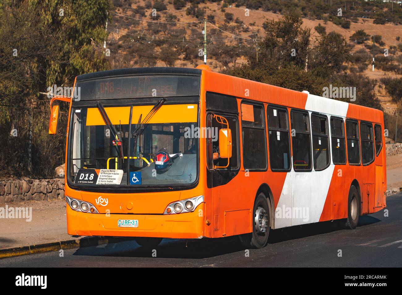 Santiago, Cile - 19 aprile 2023: Trasporto pubblico Transantiago, o Red metropolitana de Movilidad, autobus sulla linea D18 Foto Stock
