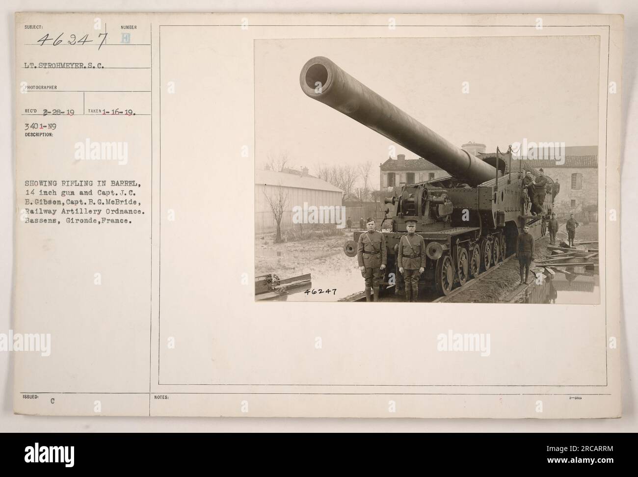 Didascalia: L'immagine raffigura la rigatura nella canna di una pistola da 14 pollici, insieme al capitano J.C.B. Gibson e il capitano G.G. McBride della Railway Artillery Ordnance. La foto è stata scattata a Bassens, Gironde, in Francia il 16 gennaio 1919. Questa immagine è il soggetto numero 46347 ed è stata ricevuta dal fotografo LT. Strohmeyer.S.C., il 29 febbraio 1919. Essa è documentata con il numero d'ordine 3401-19 con le corrispondenti note indicate come NOTE C 46247." Foto Stock