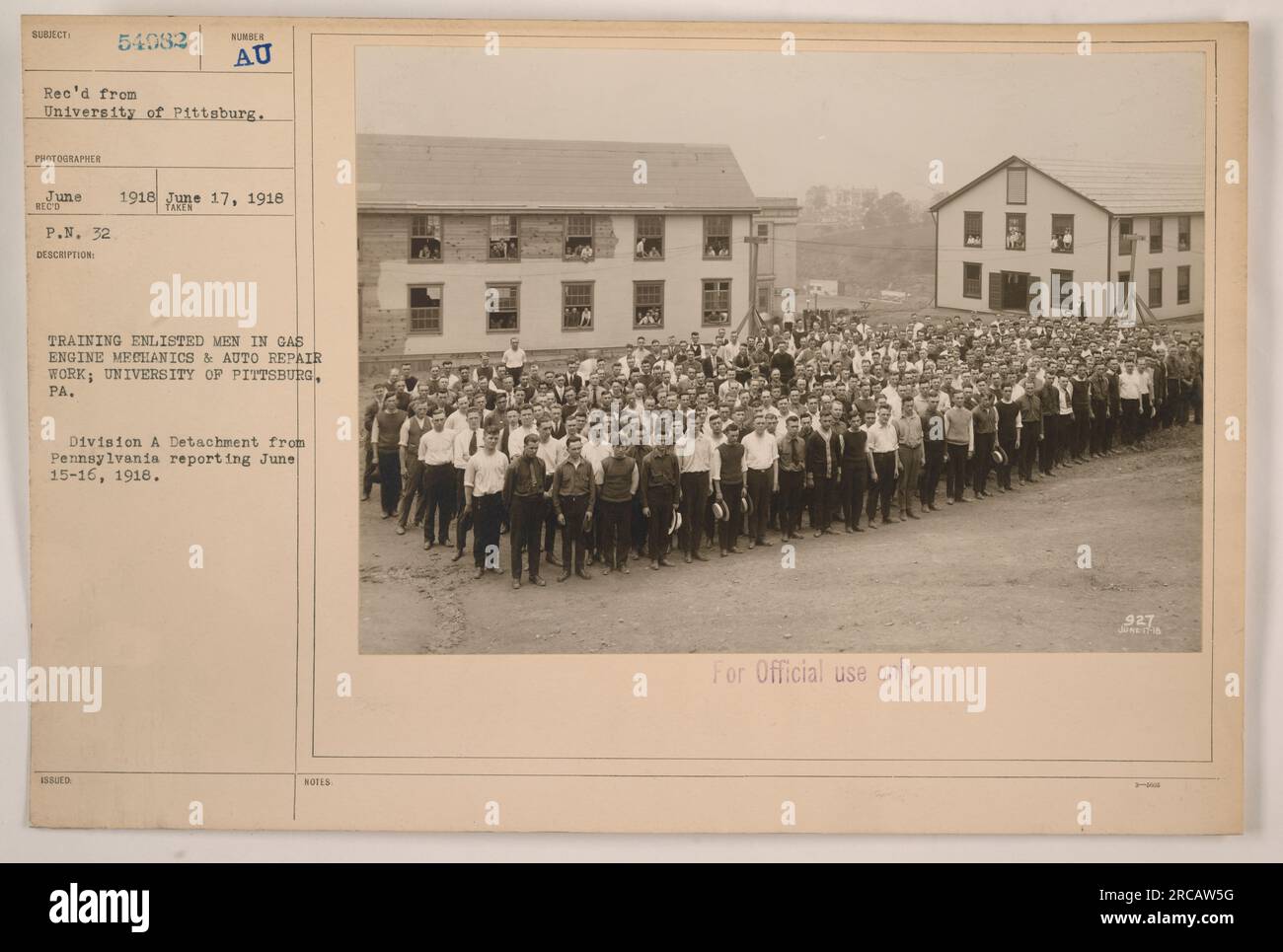 Uomini arruolati che seguono una formazione in meccanica dei motori a gas e lavori di riparazione auto presso l'Università di Pittsburgh in Pennsylvania. L'addestramento ebbe luogo dal 15 al 16 giugno 1918, come parte della Division A Detachment della Pennsylvania. La fotografia è stata ricevuta dall'Università di Pittsburgh il 17 giugno 1918. Foto Stock