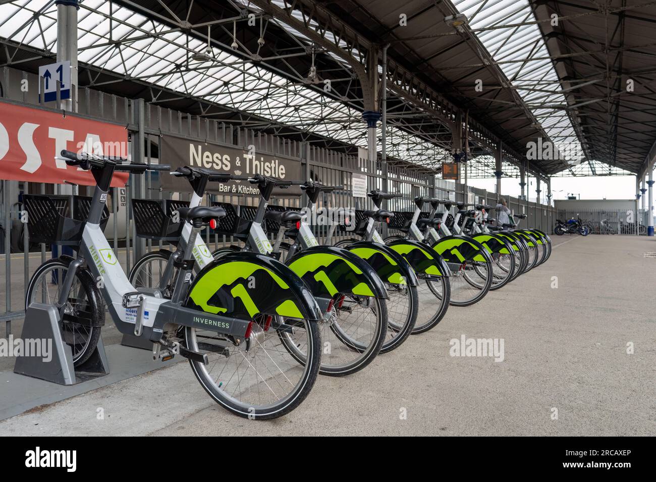 13 luglio 2023. Inverness City, Highlands and Islands, Scozia. Questa è una fila di biciclette elettriche parcheggiate fuori dalla stazione ferroviaria di Inverness. Foto Stock