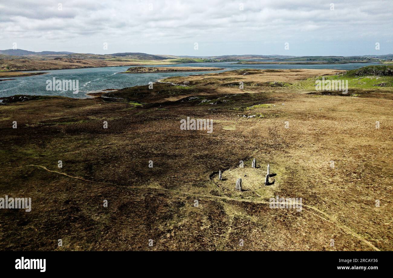 Circolo di pietra neolitica preistorica Garynahine, noto anche come Callanish IV Calanais IV Isola di Lewis, Ebridi esterne. Guardando a ovest Foto Stock