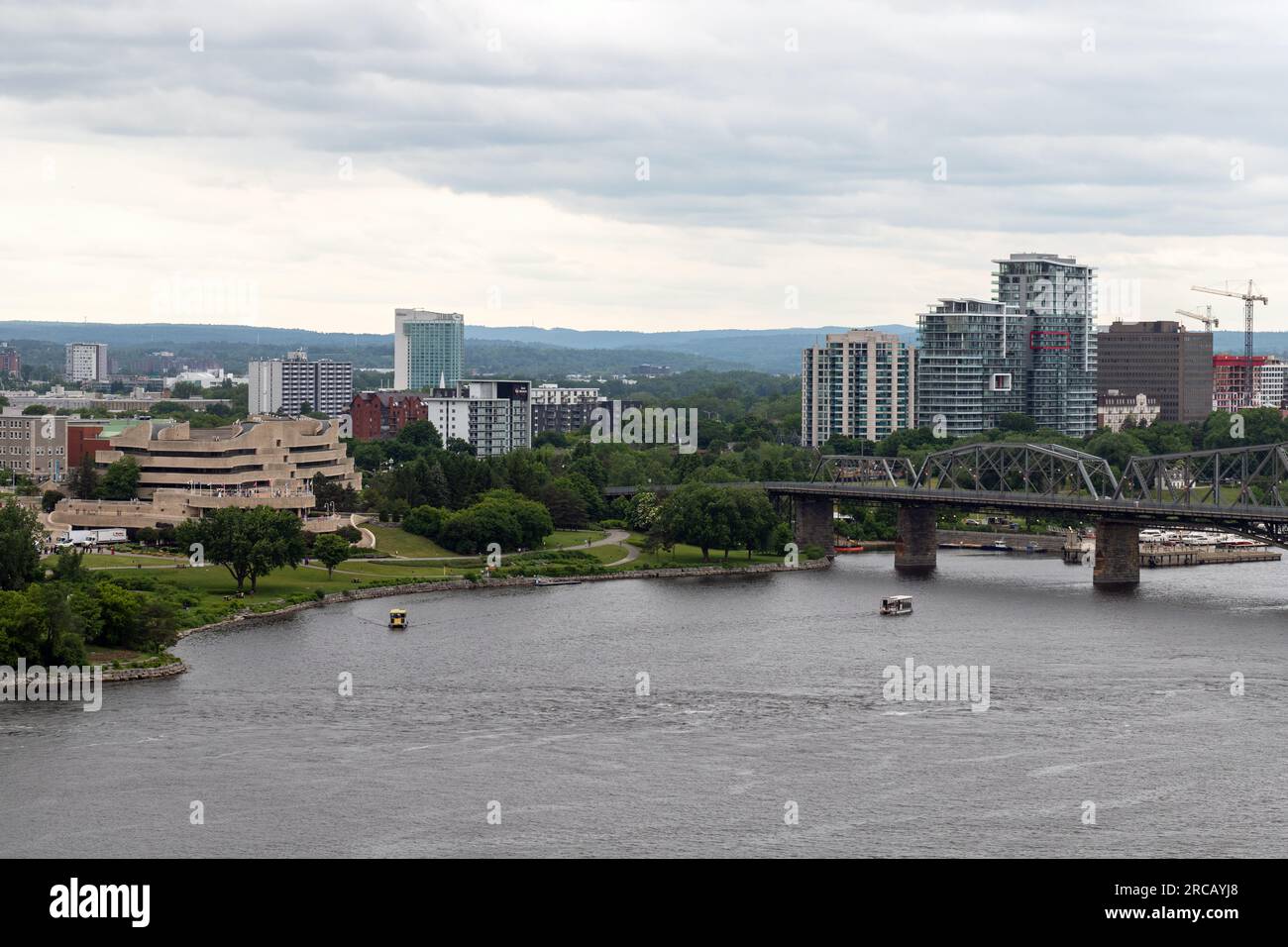 Ottawa, Canada - 17 giugno 2023: Paesaggio urbano di Gatineau in Quebec con il fiume Ottawa, Museo canadese di storia e Alexandra Bridge. Foto Stock