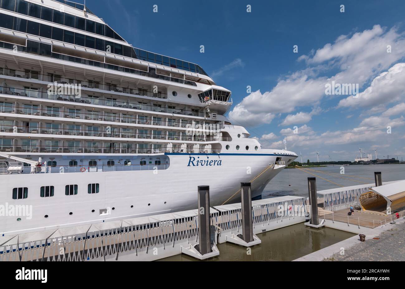 ANVERSA, BELGIO - 10 LUGLIO 2023: Nave da crociera Oceania Riviera attraccata nel porto di Anversa, Belgio. Foto Stock