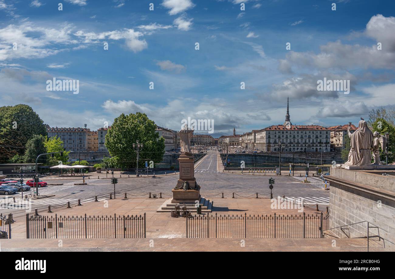 Torino, Italia - 10 giugno 2022: Paesaggio urbano da Piazza Gran madre di Dio sul ponte Vittorio Emanuele i sul po e Piazza Vittorio Veneto con il blu Foto Stock