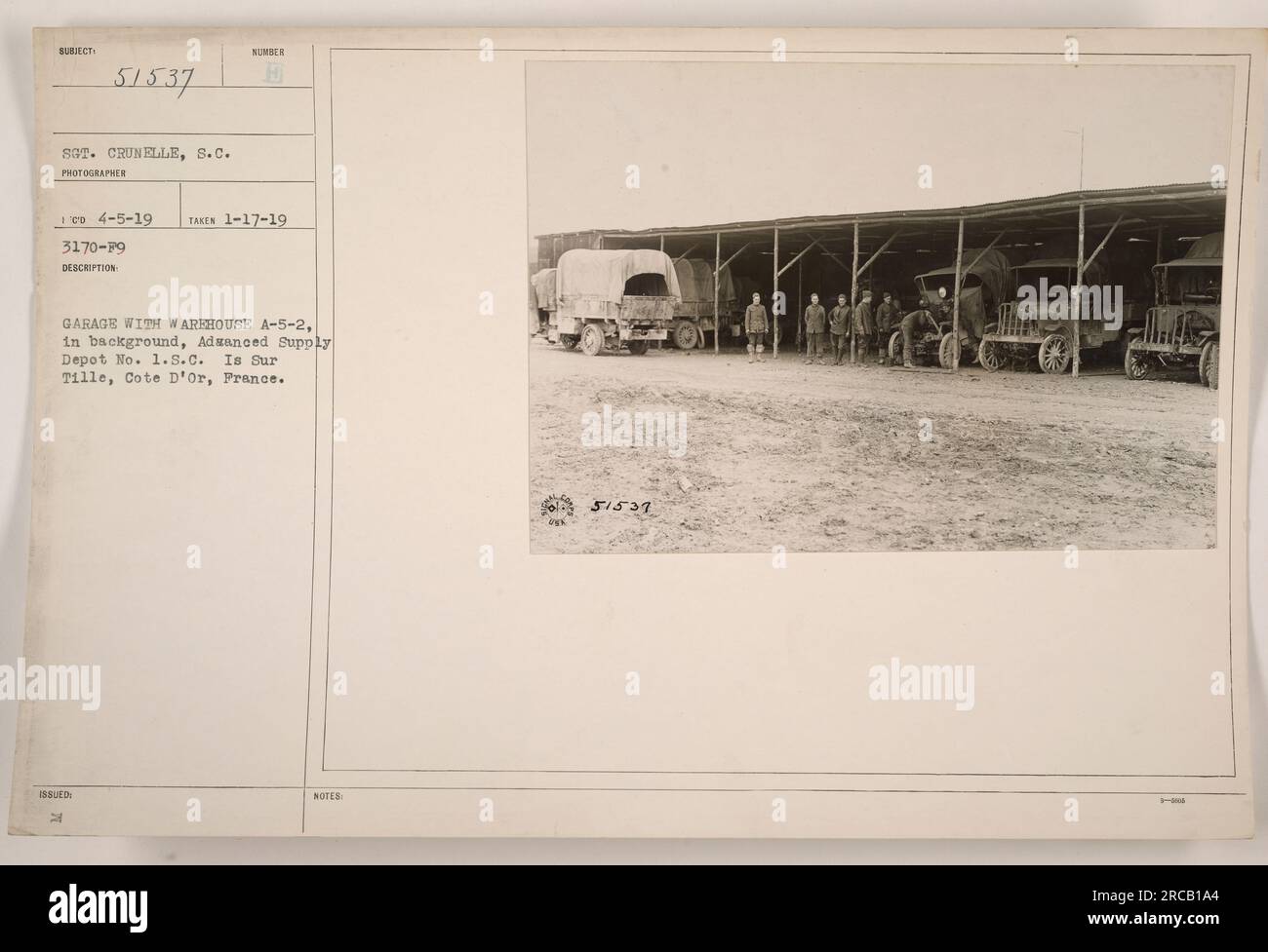 Garage e magazzino A-5-2, visti in background presso il deposito avanzato n. 1 di S.C. Sur Tille, Cote D'Or, Francia. Questa fotografia, scattata dal sergente Crunelle il 17 gennaio 1919, mostra la struttura designata come 3170-F9 come parte delle operazioni del deposito. Foto Stock