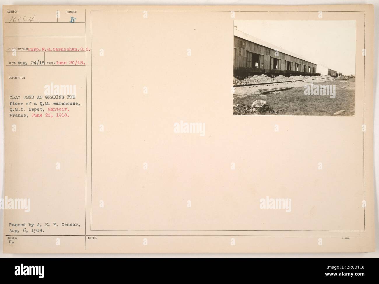 L'argilla viene utilizzata come materiale di livellamento per il pavimento di un magazzino Quartermaster presso il M.C. Deposito a Montoir, Francia. La foto è stata scattata il 20 giugno 1918 dalla Corp. F.G. Carnochan. Fu ricevuto il 24 agosto 1918, e superato dalla A.E.F. Censor il 6 agosto 1918. I materiali sfusi, come l'argilla, furono comunemente usati per la costruzione durante la prima guerra mondiale. Foto Stock