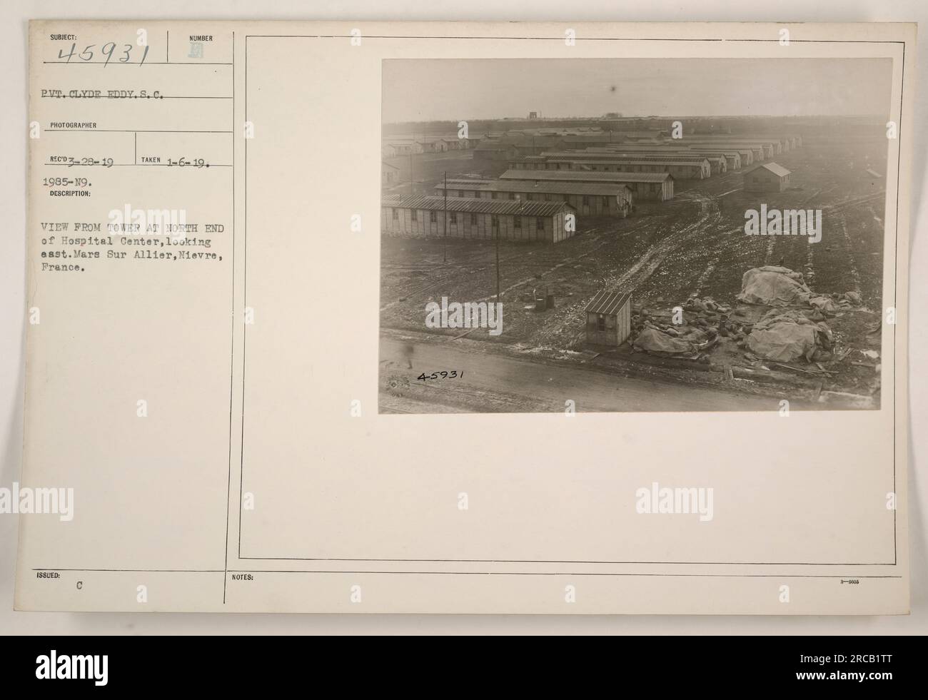 L'immagine mostra una vista dalla torre all'estremità nord del Centro ospedaliero di Mare Sur Allier, Nievre, Francia. È stata scattata il 6 gennaio 1919 e vede la partecipazione del soldato Clyde Eddy, un membro della S.C. (Army Service Corps). La fotografia è etichettata come 4-5931. Foto Stock
