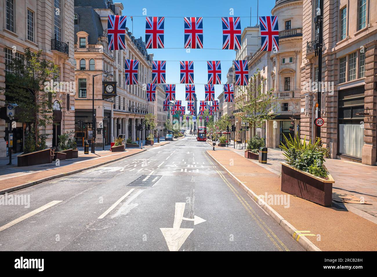 Regent Street Saint James a Londra, vista panoramica della strada con bandiere del Regno Unito, capitale del Regno Unito Foto Stock