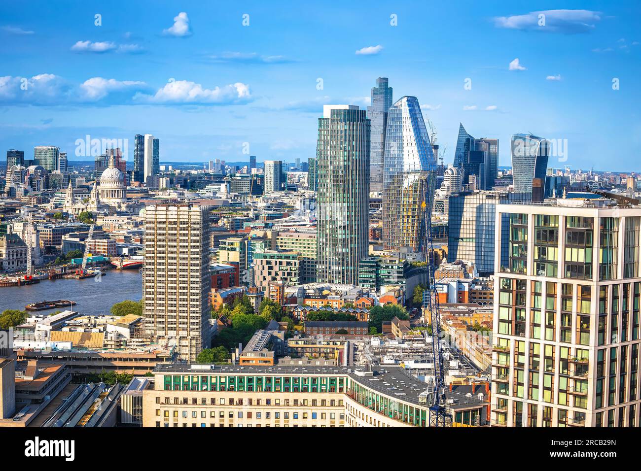 Vista dello skyline di Londra e del fiume Tamigi, capitale del Regno Unito Foto Stock