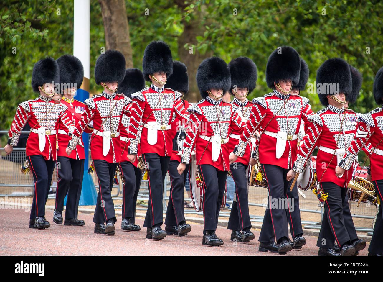 Londra, Regno Unito, giugno 26 2023: Grenadier Guards dopo essere stati sollevati dal loro incarico di sentinella a Buckingham Palace. Kings Guard Walk the Mall Foto Stock