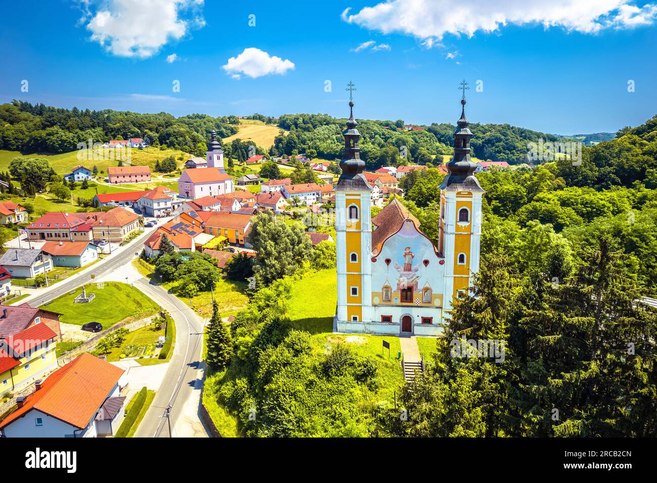 Torri del villaggio di Strigova e vista aerea del paesaggio verde, regione di Medjimurje in Croazia Foto Stock