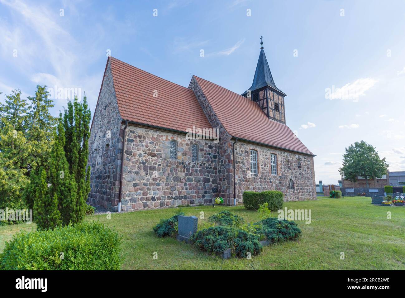 Thyrow, Brandeburgo, Germania, 13 luglio 2023, l'affascinante chiesa del villaggio di Thyrow brilla tra il Sole del pomeriggio d'oro Foto Stock