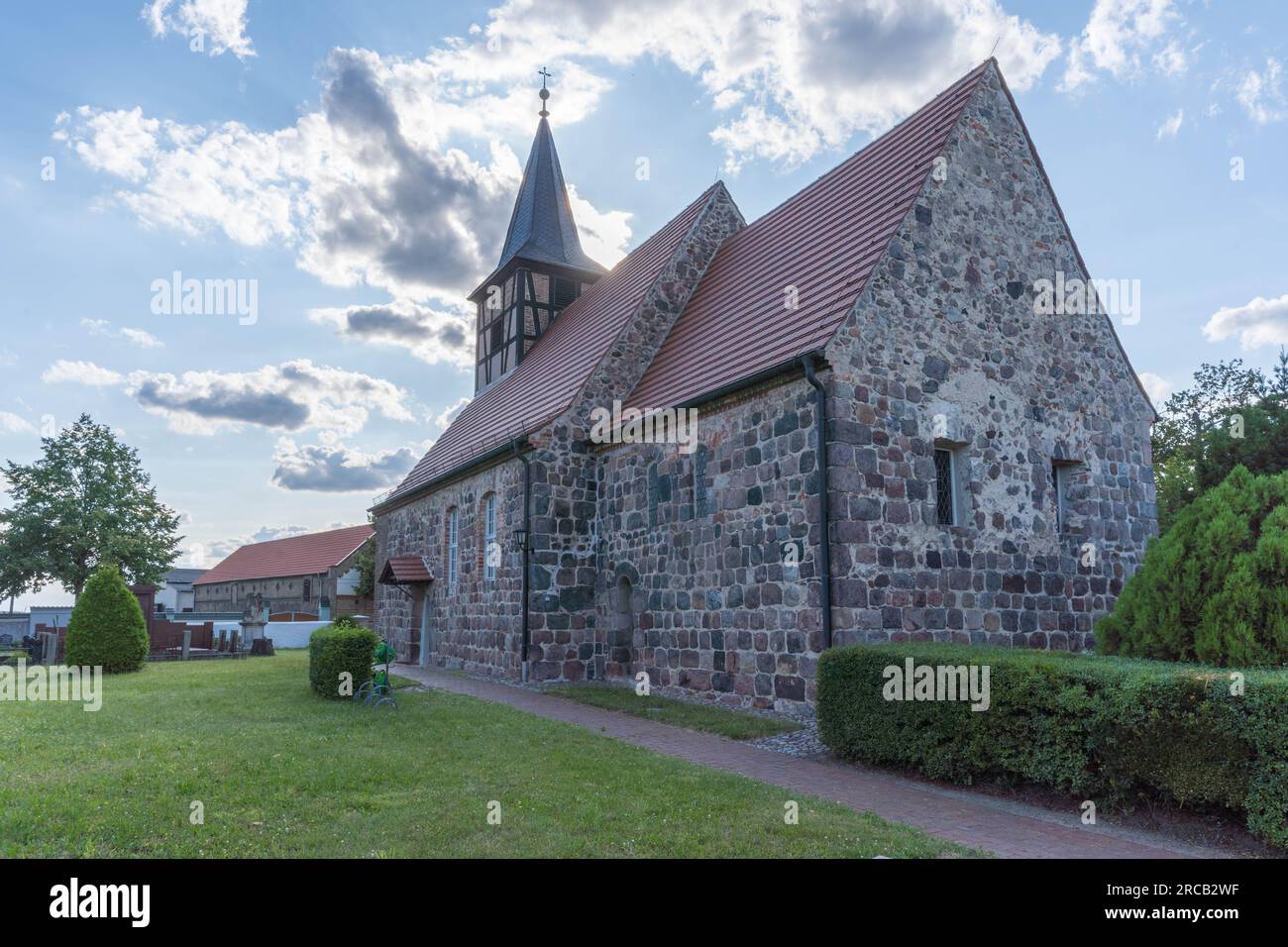 Thyrow, Brandeburgo, Germania, 13 luglio 2023, l'affascinante chiesa del villaggio di Thyrow brilla tra il Sole del pomeriggio d'oro Foto Stock