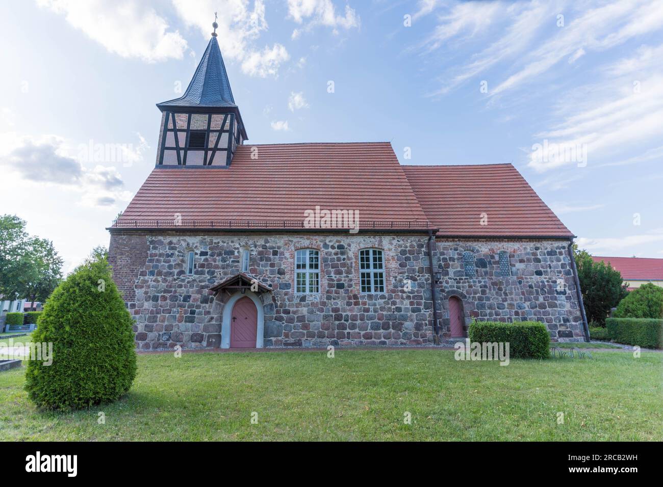 Thyrow, Brandeburgo, Germania, 13 luglio 2023, l'affascinante chiesa del villaggio di Thyrow brilla tra il Sole del pomeriggio d'oro Foto Stock