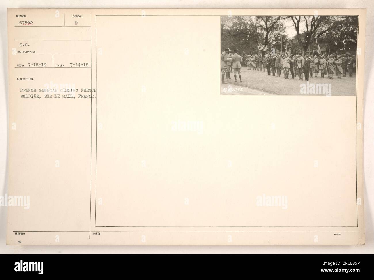 Il generale francese mostrò la sua gratitudine e affetto verso un soldato francese a Sur le mail, in Francia. Questo gesto sincero rappresenta la profonda cordialità e unità tra i militari francesi durante la prima guerra mondiale. La fotografia è stata scattata il 14 luglio 1918 e contiene il numero di identificazione 57392. Foto Stock