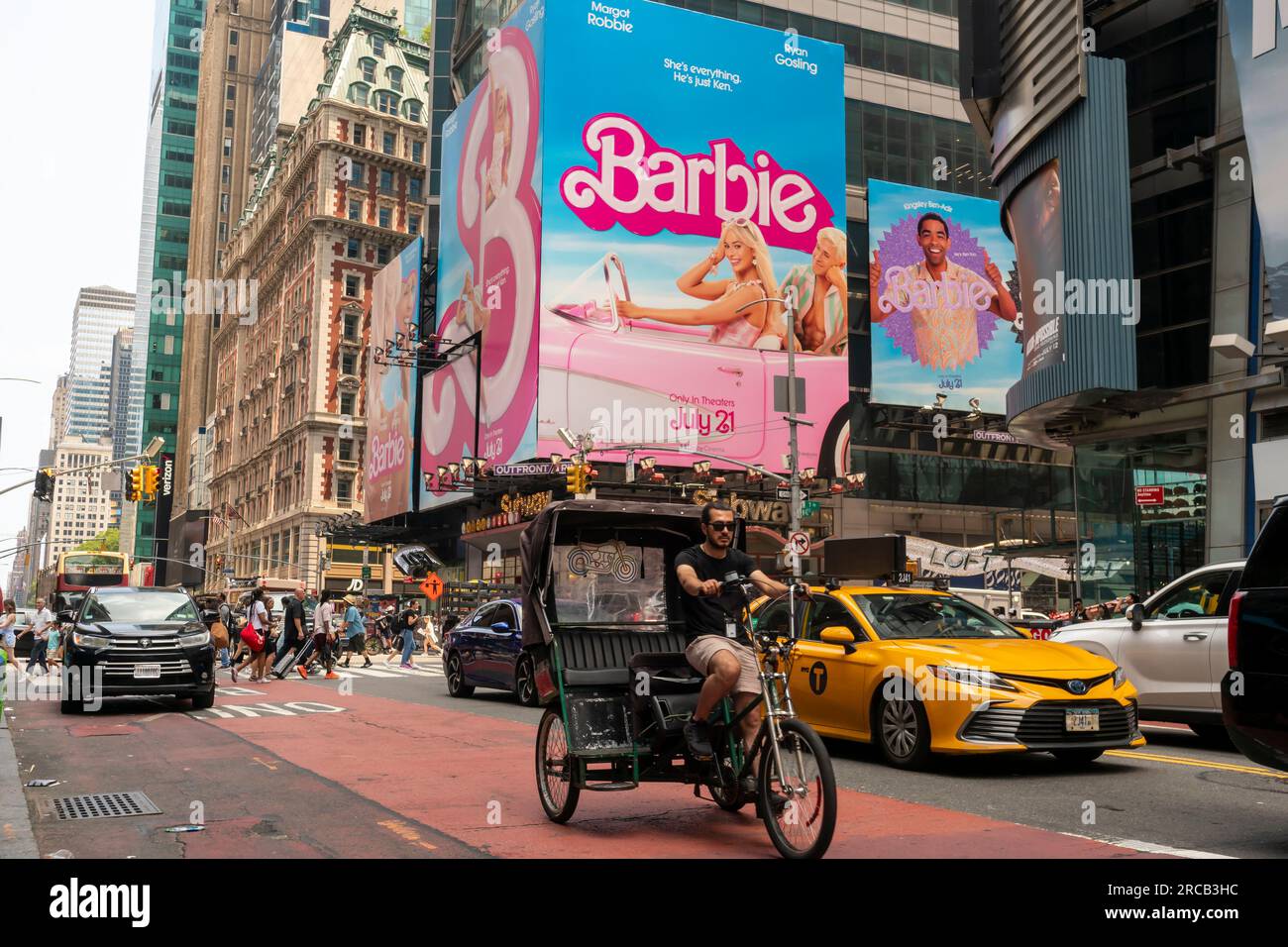 Pubblicità per la Warner Bros. Film di “Barbie” in Times Square a New York sabato 8 luglio 2023. L'uscita del film è prevista per il 21 luglio. (© Richard B. Levine) Foto Stock