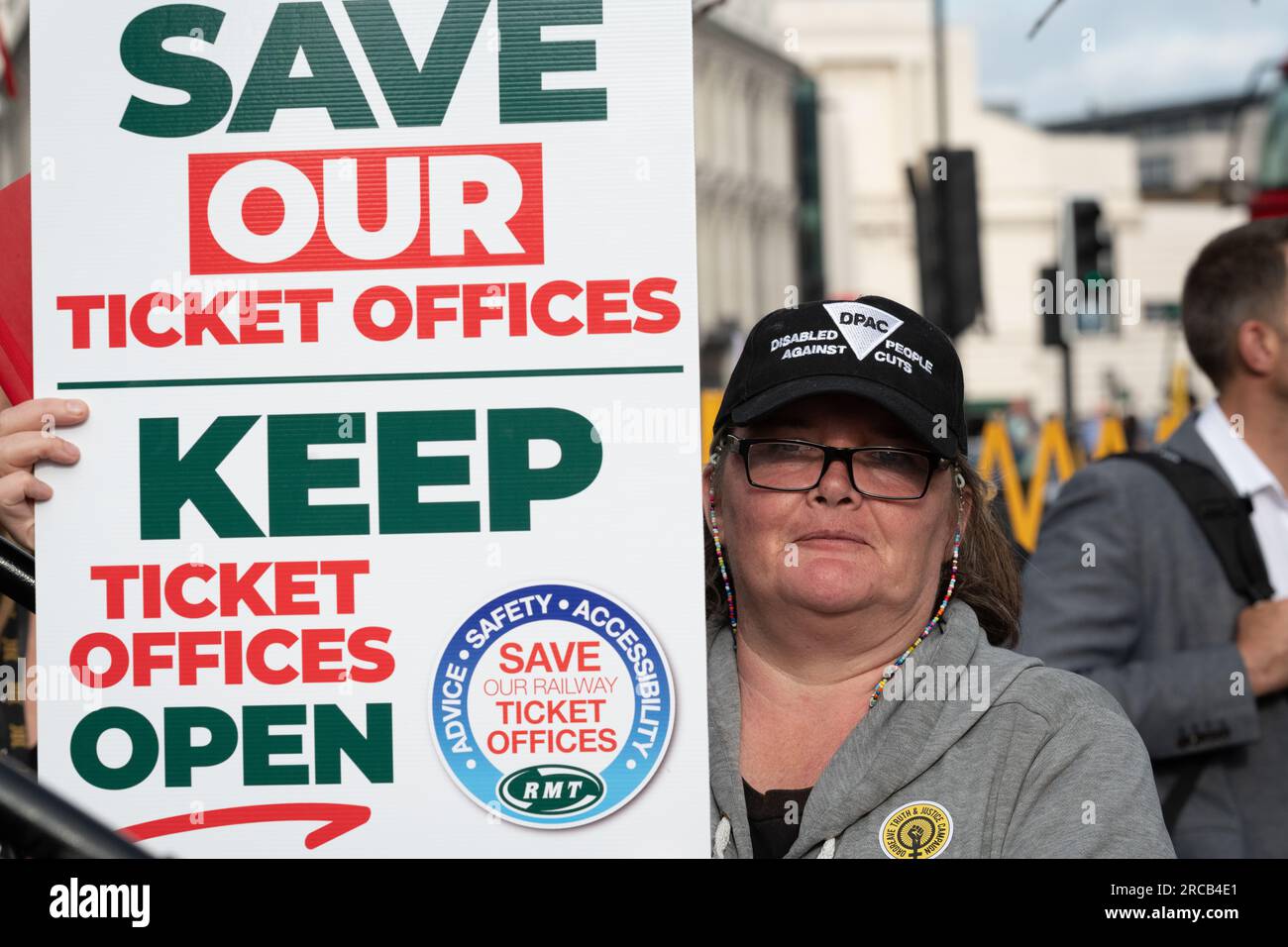 Londra, Regno Unito. 13 luglio 2023. Raduno all'esterno della stazione di Kings Cross organizzato da Rail union RMT come ente dell'industria ferroviaria The Rail Delivery Group (RDG) lancia una consultazione che potrebbe vedere quasi tutte le biglietterie delle stazioni ferroviarie in Inghilterra chiudere entro tre anni. Gli attivisti che si oppongono ai piani, che includono anche gruppi di disabili e passeggeri, mantengono le chiusure sono una misura di riduzione dei costi che renderebbe la ferrovia meno sicura, sicura e accessibile oltre a causare tagli di posti di lavoro. Crediti: Ron Fassbender/Alamy Live News Foto Stock