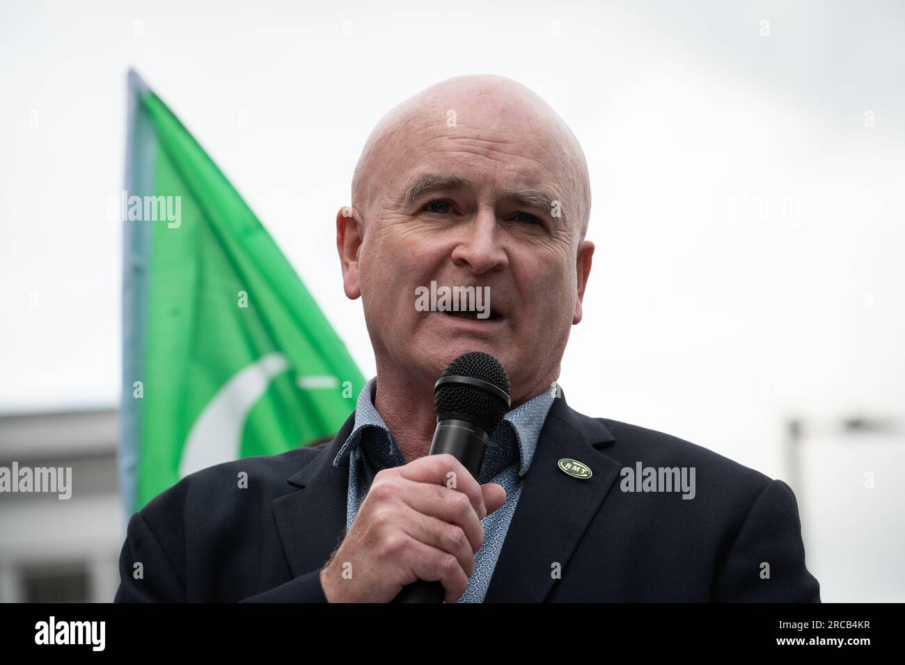 Londra, Regno Unito. 13 luglio 2023. Mick Lynch, segretario generale della Rail, Maritime and Transport Workers Union RMT) si rivolge a un raduno fuori dalla stazione di Kings Cross mentre l'ente dell'industria ferroviaria The Rail Delivery Group (RDG) avvia una consultazione che potrebbe vedere quasi tutte le biglietterie delle stazioni ferroviarie in Inghilterra chiudere entro tre anni. Gli attivisti che si oppongono ai piani, che includono anche gruppi di disabili e passeggeri, mantengono le chiusure sono una misura di riduzione dei costi che renderebbe la ferrovia meno sicura, sicura e accessibile oltre a causare tagli di posti di lavoro. Crediti: Ron Fassbender/Alamy Live News Foto Stock