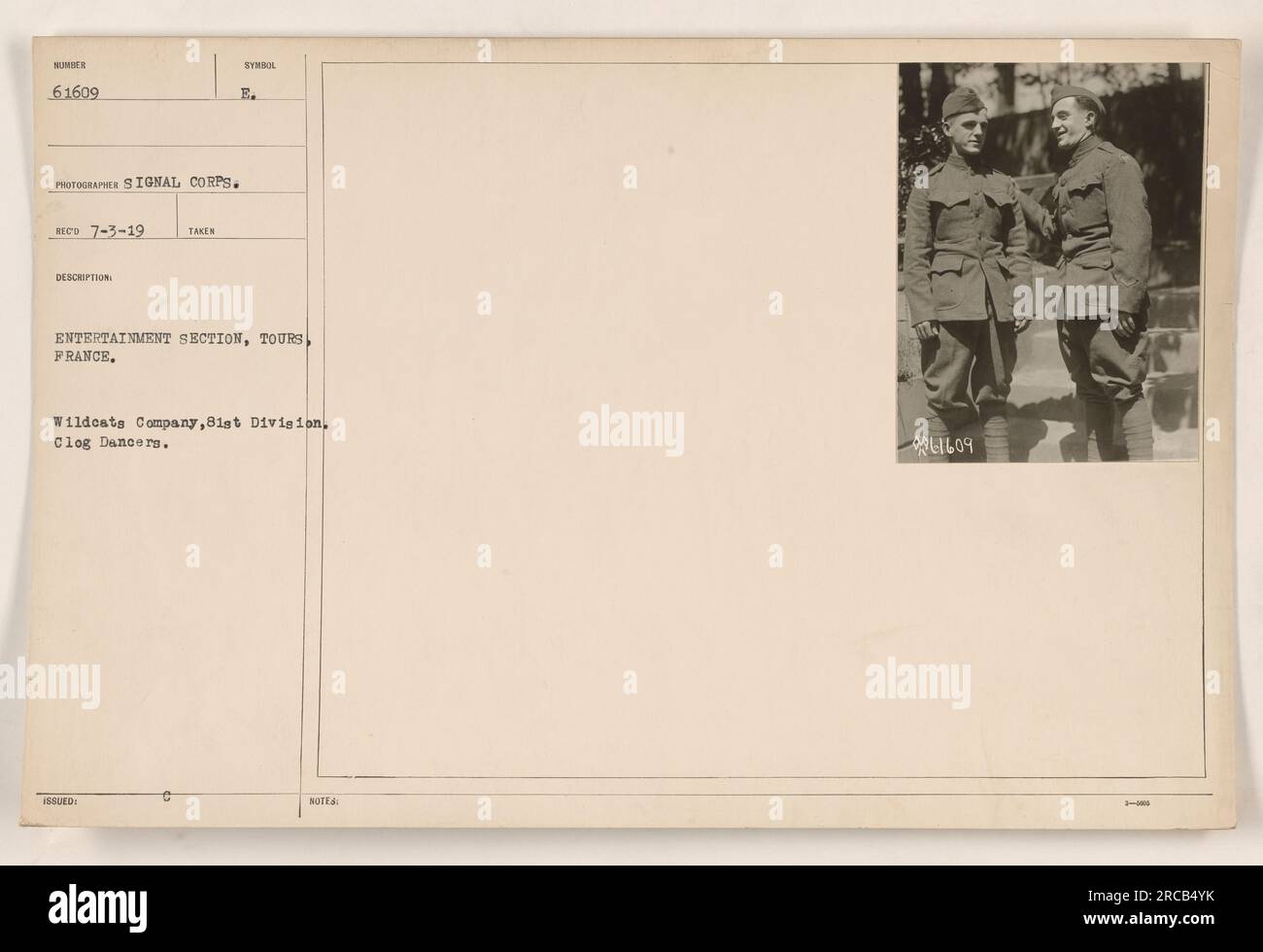 I membri della compagnia Wildcats della 81st Division intratterranno le truppe a Tours, in Francia, con uno spettacolo di danza degli zoccoli durante la prima guerra mondiale. Questa foto, numerata 61609 e scattata da un fotografo del Signal Corps, cattura il vivace intrattenimento fornito dalle truppe. Foto Stock