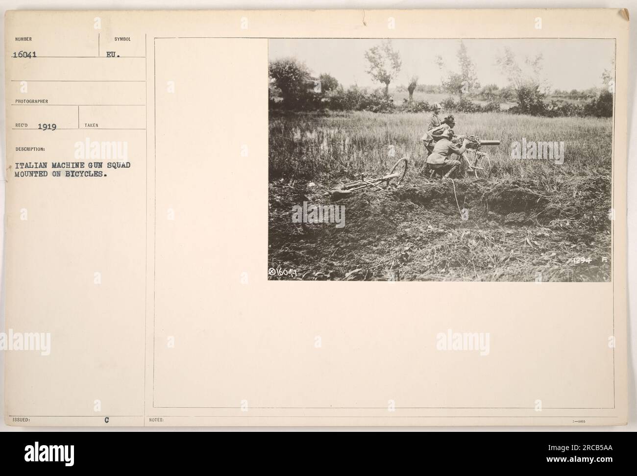 Squadra italiana di mitragliatrici montata su biciclette, 1919. La squadra è vista manovrare attraverso un'area rurale, mostrando tattiche innovative utilizzate dall'esercito italiano durante la prima guerra mondiale. Fotografo: Step. Foto Stock
