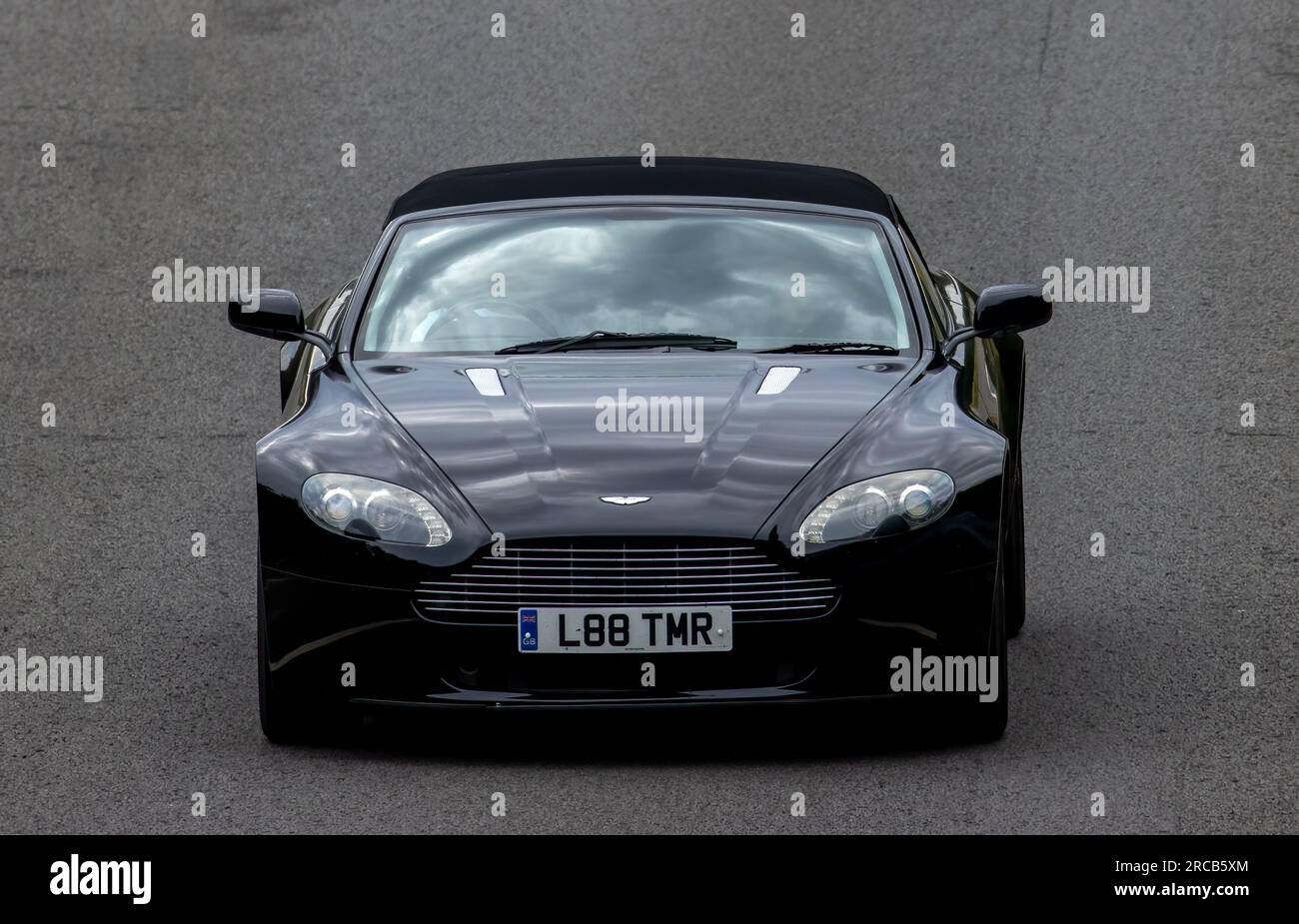 Milton Keynes, Regno Unito - 9 luglio 2023: 2008 auto nera ASTON MARTIN V8 AUTO che viaggia su una strada del Regno Unito Foto Stock