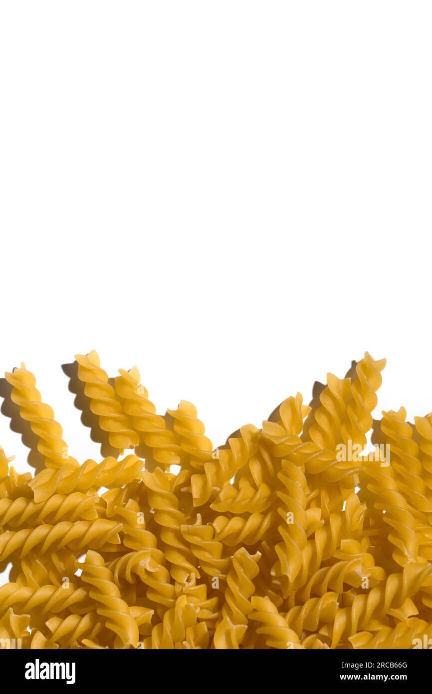 Immagine verticale della pasta di semola di grano duro a spirale su sfondo bianco Foto Stock