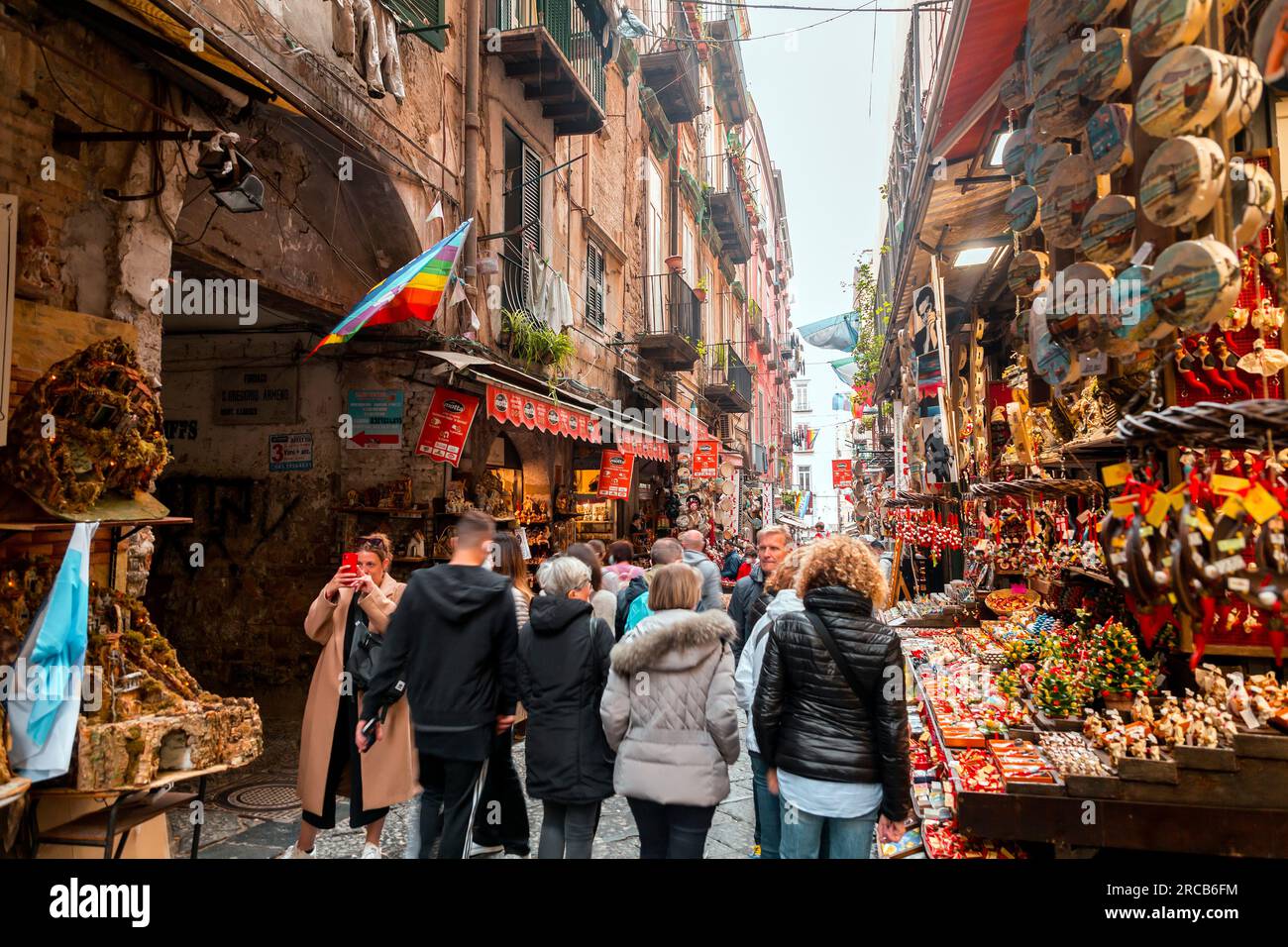 Napoli, Italia - 9 aprile 2022: Architettura generica e vista stradale nel centro di Napoli, Campania, Italia. Via San Gregorio Armeno. Foto Stock