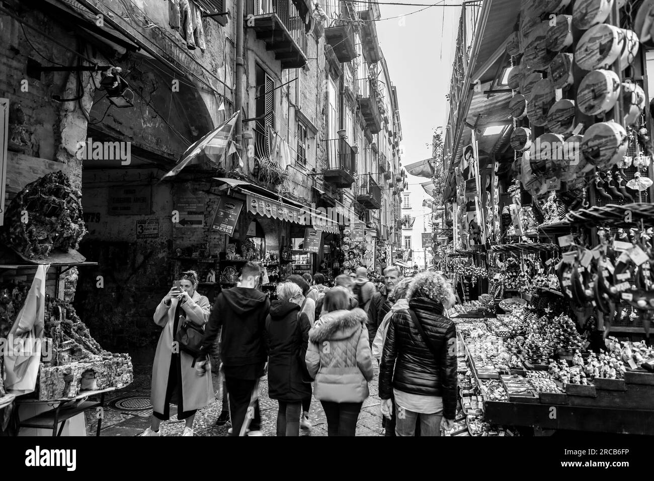 Napoli, Italia - 9 aprile 2022: Architettura generica e vista stradale nel centro di Napoli, Campania, Italia. Via San Gregorio Armeno. Foto Stock