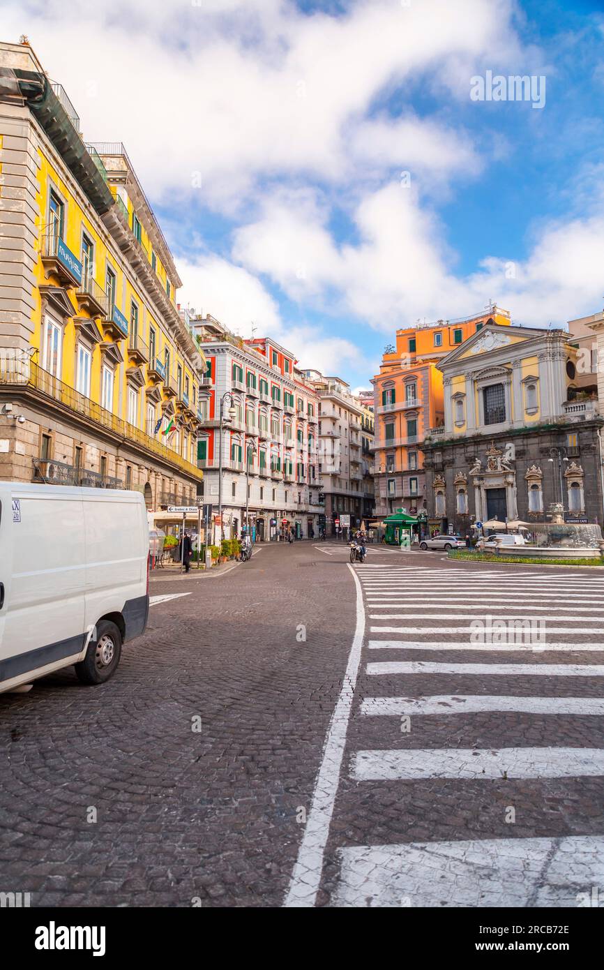 Napoli, Italia - 9 aprile 2022: Piazza Trieste e Trento, una delle piazze principali della città di Napoli, situata accanto a Piazza Plebiscito, Campania, Foto Stock