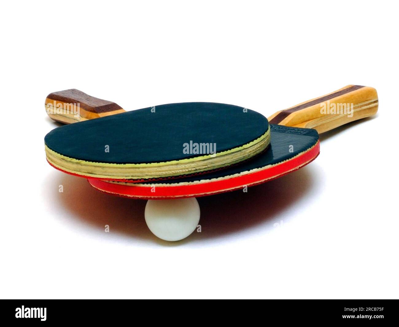 Due tavoli da ping pong pipistrelli e una sfera Foto Stock