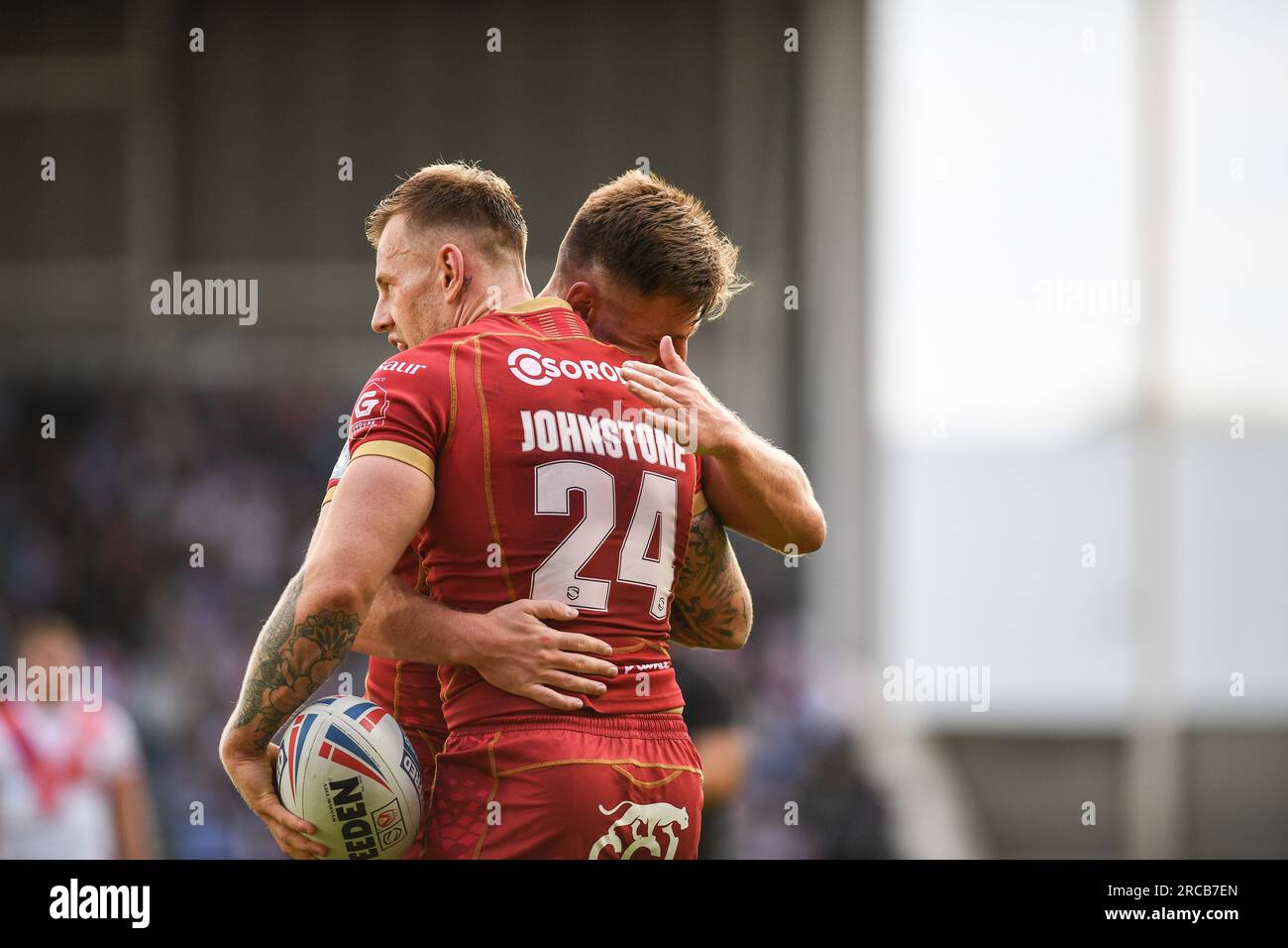 St Helens, Inghilterra - 13 luglio 2023 - Tom Davies si congratula con il meta marcatore Tom Johnstone dei draghi catalani . . Betfred Super League, St. Helens vs Catalan Dragons al Totally Wicked Stadium, St. Helens, Regno Unito Foto Stock