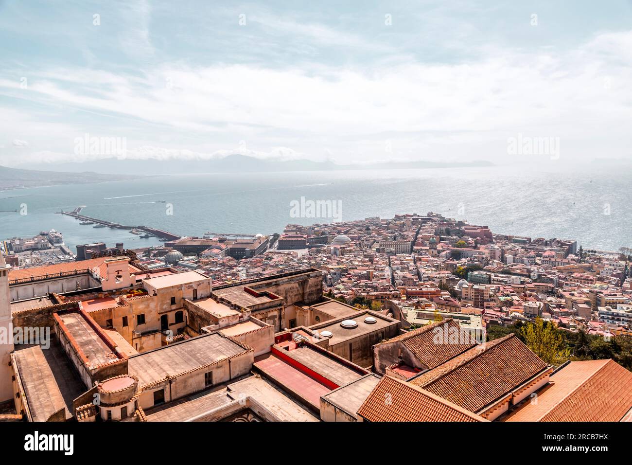 Napoli, Italia - 9 aprile 2022: Vista aerea della città di Napoli, da castel Sant'Elmo, Campania, Italia. Foto Stock