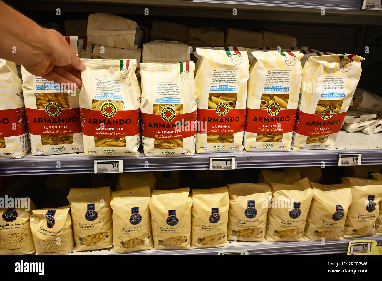 Pasta di grano senza pesticidi in un negozio Foto Stock
