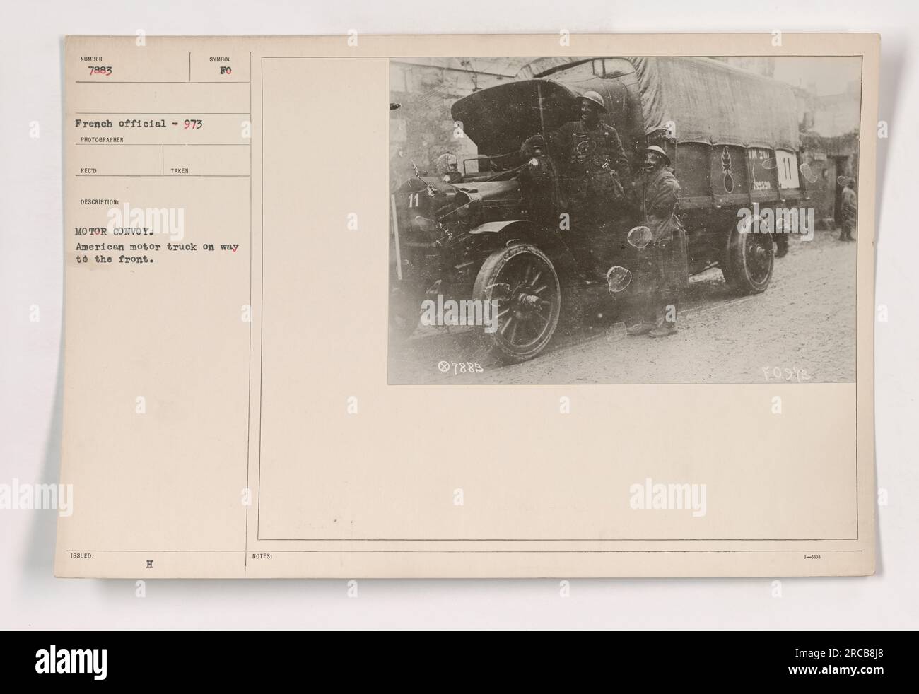 Camion a motore militare americano che trasportava rifornimenti in prima linea durante la prima guerra mondiale. Questa immagine, numero 7883, è stata presa come parte di una serie che documenta le attività militari americane. Il convoglio è visto muoversi lungo una strada, indicando gli sforzi logistici compiuti durante la guerra. Foto Stock