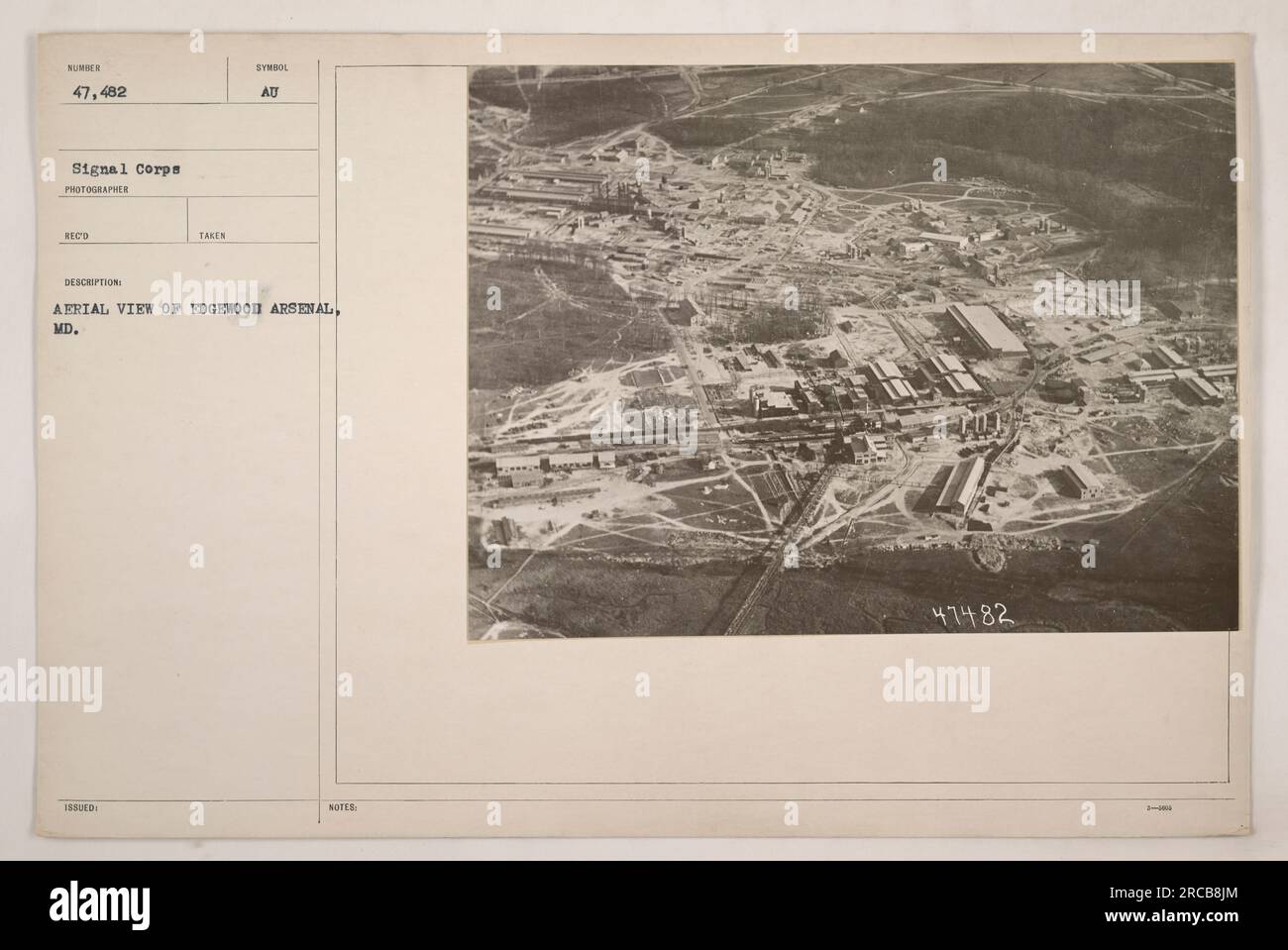 Vista aerea dell'Edgewood Arsenal, Maryland. Questa fotografia, identificata come numero 47.482 dal Signal Corps, fornisce una prospettiva dall'alto dell'arsenale. L'immagine mostra il layout e gli edifici che comprendono il complesso dell'Arsenale di Edgewood. Foto Stock