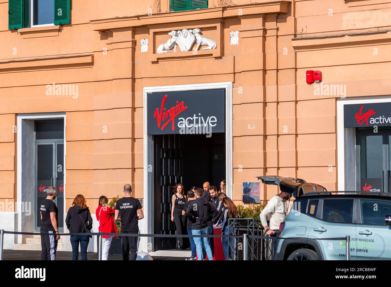 Napoli, Italia - 9 aprile 2022: Apertura della Vergine attiva a napoli, in via Nazario Sauro. Virgin Active è una società di club benessere con sede nel Regno Unito. Foto Stock