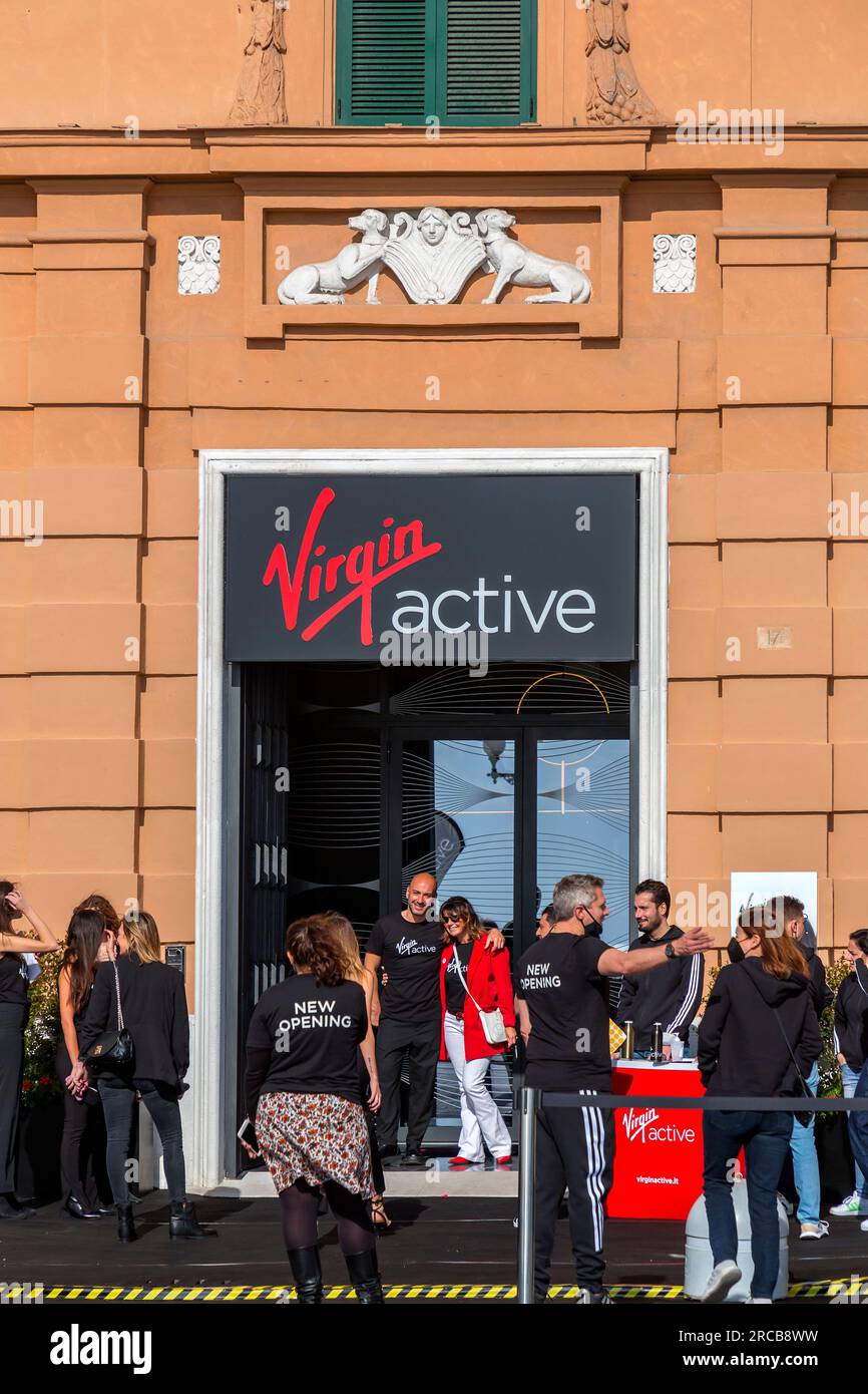 Napoli, Italia - 9 aprile 2022: Apertura della Vergine attiva a napoli, in via Nazario Sauro. Virgin Active è una società di club benessere con sede nel Regno Unito. Foto Stock