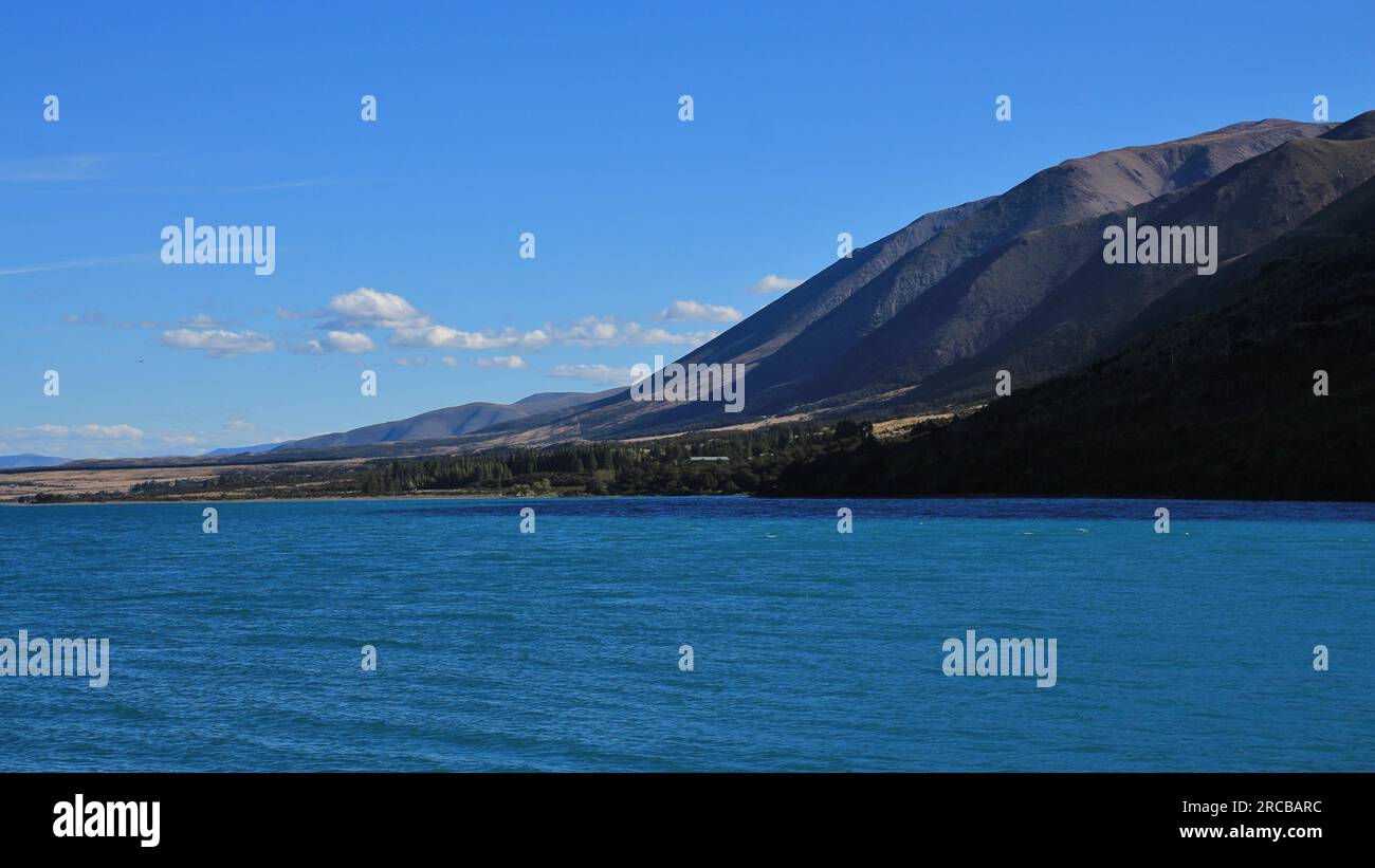 Catena montuosa e acque turchesi del lago di Ohau. Landscaoe in nuova Zelanda Foto Stock