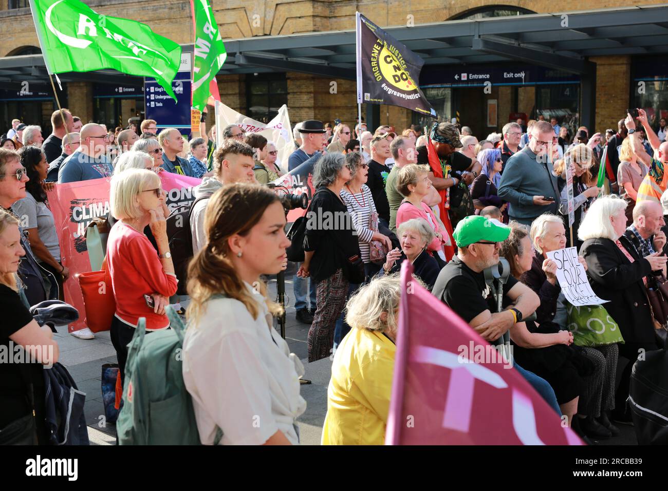 Londra, Regno Unito. 13 luglio 2023. Giornata Nazionale d'azione "Salva i nostri biglietterie" contro la chiusura delle biglietterie lanciata con una manifestazione di massa all'esterno della stazione di King's Cross a Londra. Rail union, RMT intensificherà la sua campagna per salvare le biglietterie, con decine di proteste al di fuori delle stazioni di tutto il paese questo mese. Il 20,22 e 29 luglio RMT intraprenderà uno sciopero per pagare, condizioni e chiusure di biglietterie. Crediti: Waldemar Sikora/Alamy Live News Foto Stock