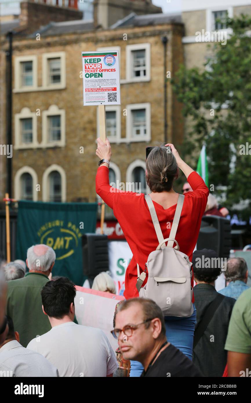 Londra, Regno Unito. 13 luglio 2023. Giornata Nazionale d'azione "Salva i nostri biglietterie" contro la chiusura delle biglietterie lanciata con una manifestazione di massa all'esterno della stazione di King's Cross a Londra. Rail union, RMT intensificherà la sua campagna per salvare le biglietterie, con decine di proteste al di fuori delle stazioni di tutto il paese questo mese. Il 20,22 e 29 luglio RMT intraprenderà uno sciopero per pagare, condizioni e chiusure di biglietterie. Crediti: Waldemar Sikora/Alamy Live News Foto Stock