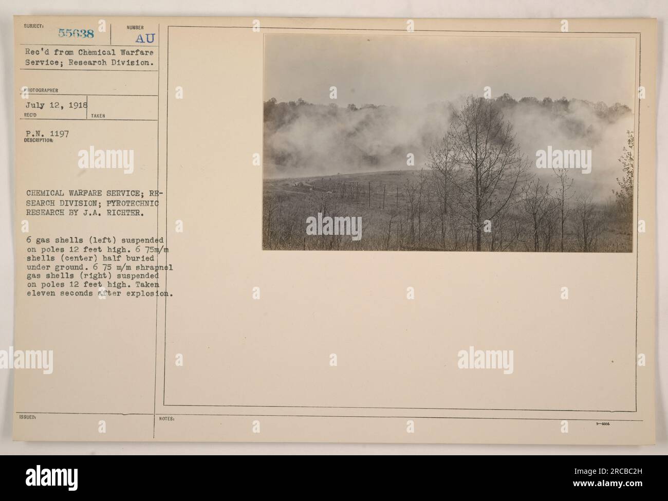 Immagine che mostra la ricerca pirotecnica condotta da J.A. Richter per la Chemical Warfare Service Research Division. La fotografia cattura sei gusci di gas sospesi su pali, alti 12 metri, sul lato sinistro. Al centro ci sono sei gusci da 75 mm parzialmente interrati. Sul lato destro, sono presenti sei gusci per gas da 75 mm sospesi su pali. L'immagine è stata scattata undici secondi dopo un'esplosione. Foto Stock