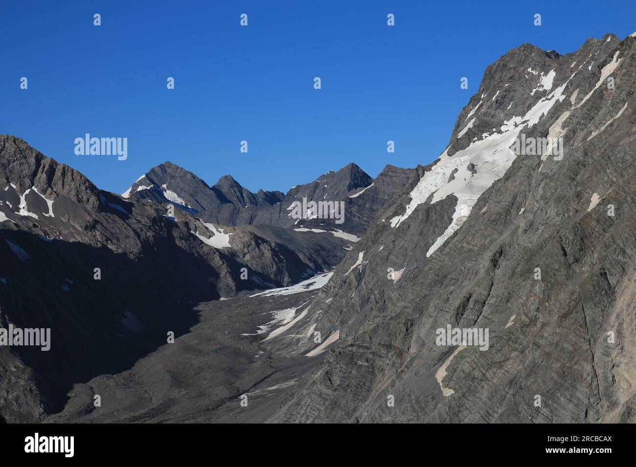 Cielo blu sopra il ghiacciaio Mueller e le montagne, nuova Zelanda Foto Stock