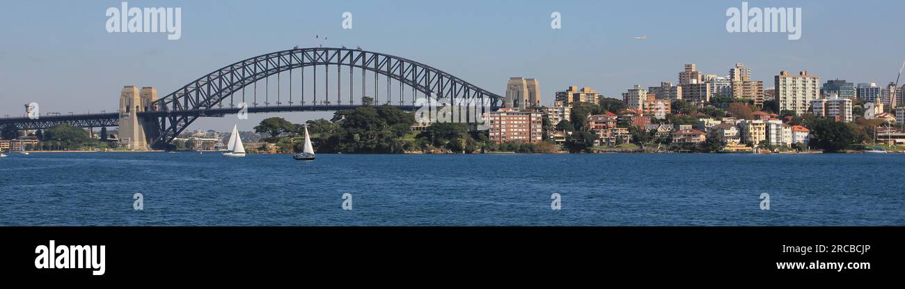 Barche a vela sotto il Sydney Harbor Bridge Foto Stock