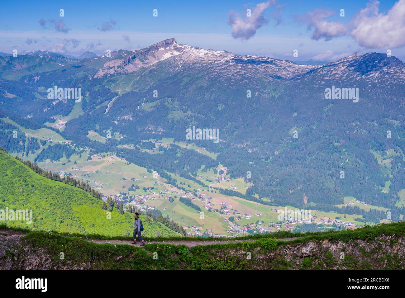 Panorama da Fellhorn, 2038 m, sopra la Kleine Walsertal fino alla montagna Hoher Ifen, 2230 m, e l'altopiano di Gottesacker, Alpi Allgaeu, Vorarlberg Foto Stock
