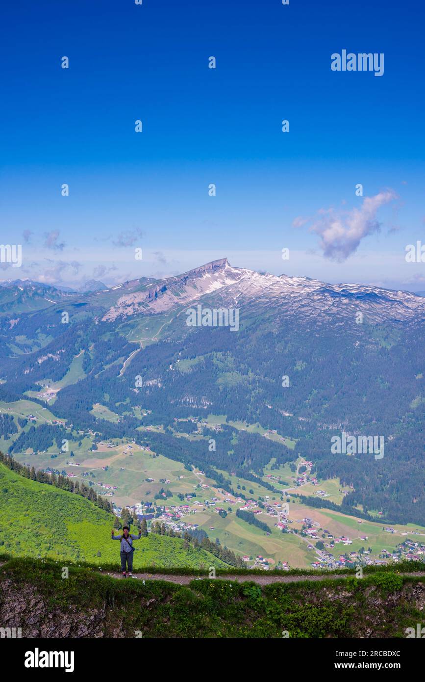 Panorama da Fellhorn, 2038 m, sopra la Kleine Walsertal fino alla montagna Hoher Ifen, 2230 m, e l'altopiano di Gottesacker, Alpi Allgaeu, Vorarlberg Foto Stock